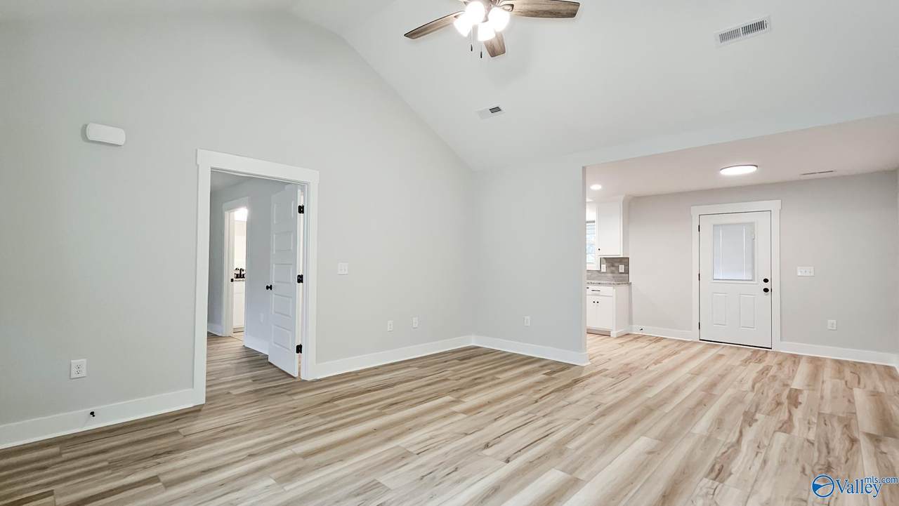 https://bt-photos.global.ssl.fastly.net/nalmls/orig_boomver_1_21909429-2.jpg