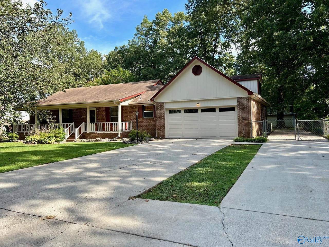 137 Oakcrest Road - Photo 1