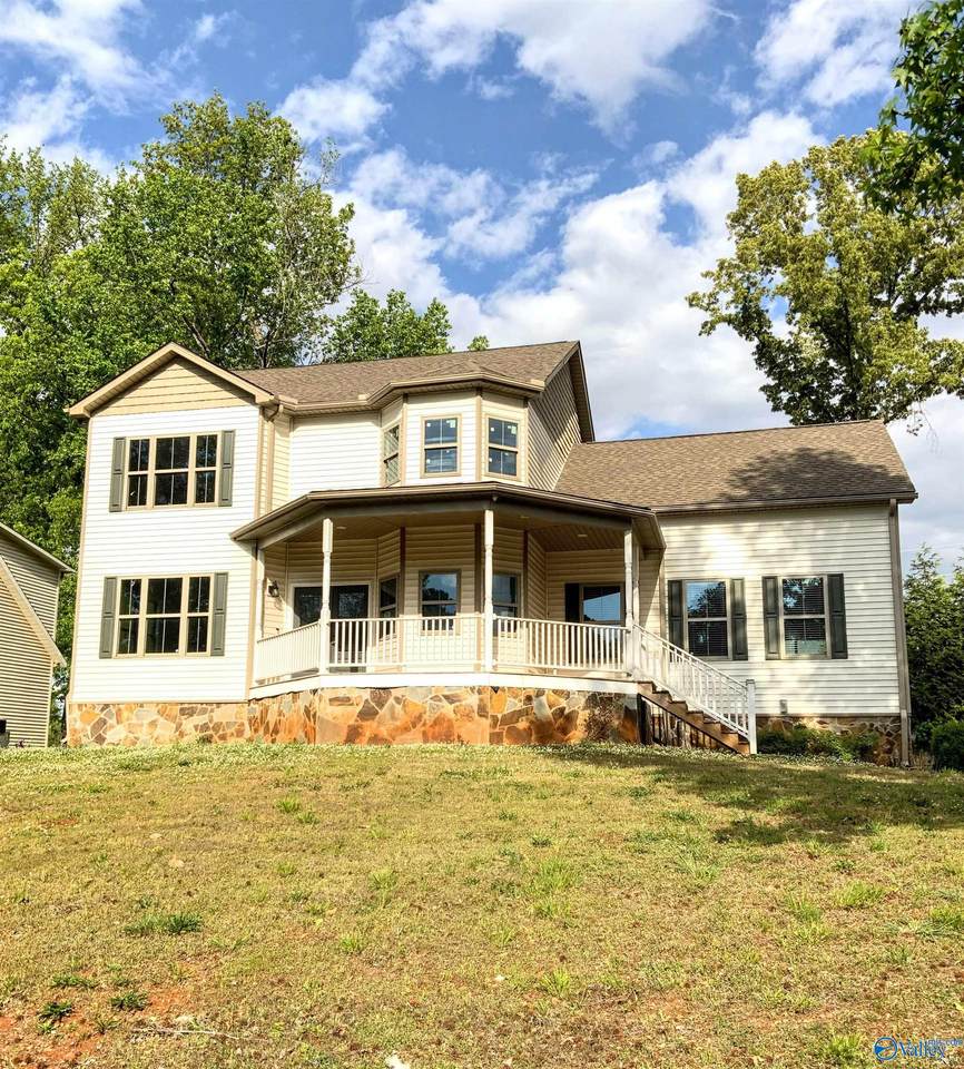 425 Cloverleaf Drive - Photo 1