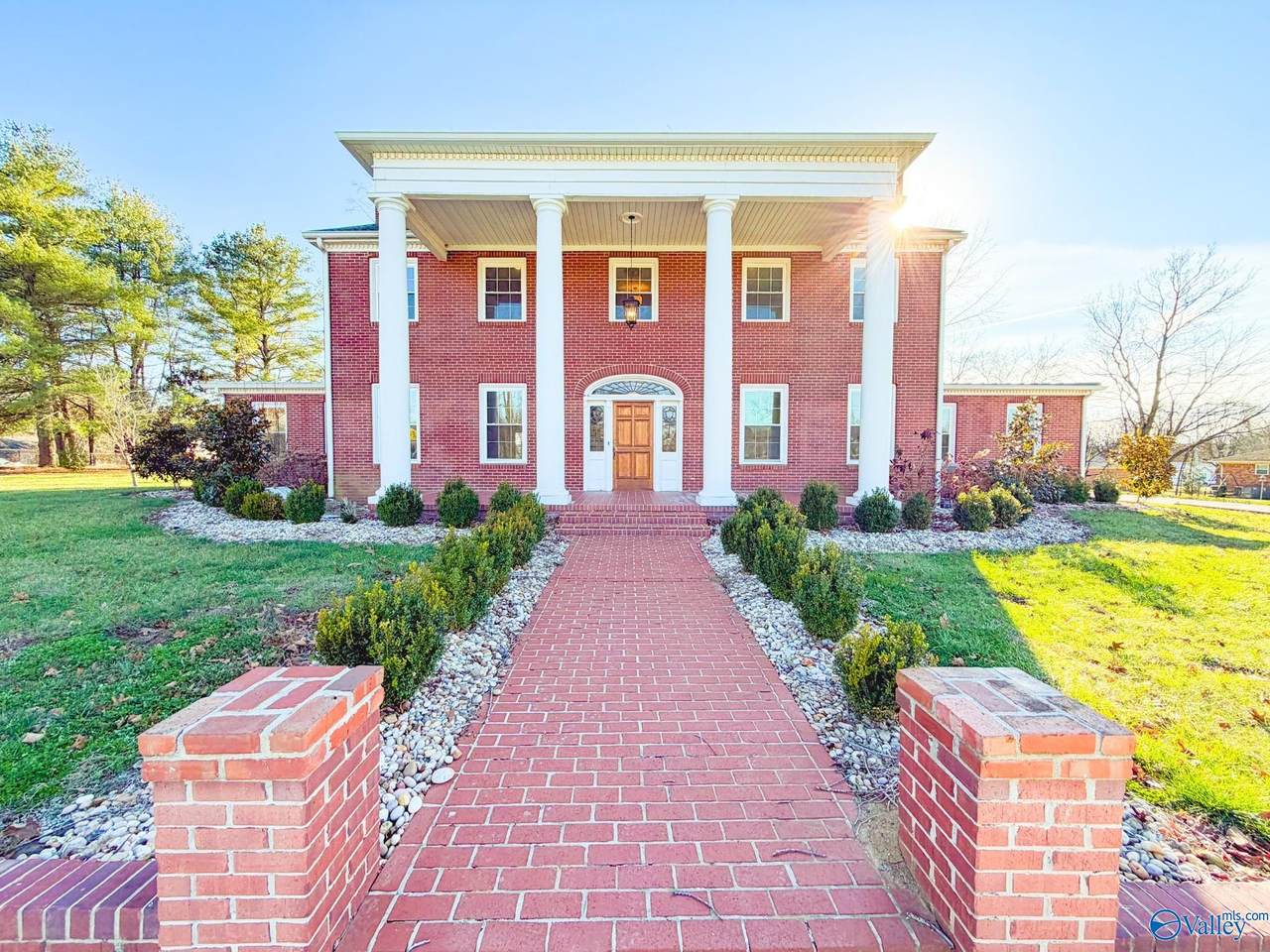 621 College Street - Photo 1