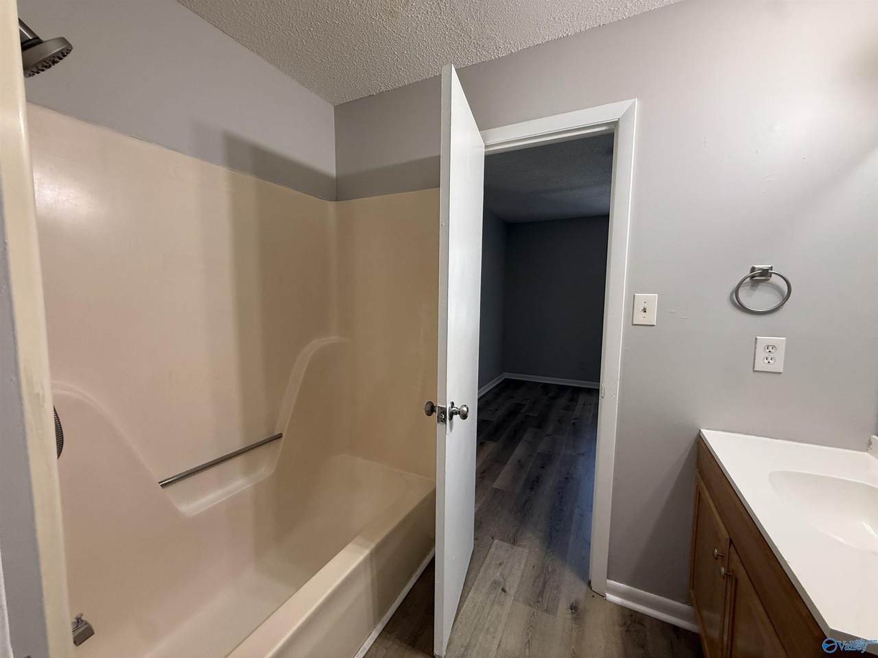 https://bt-photos.global.ssl.fastly.net/nalmls/1280_boomver_1_21926843-2.jpg