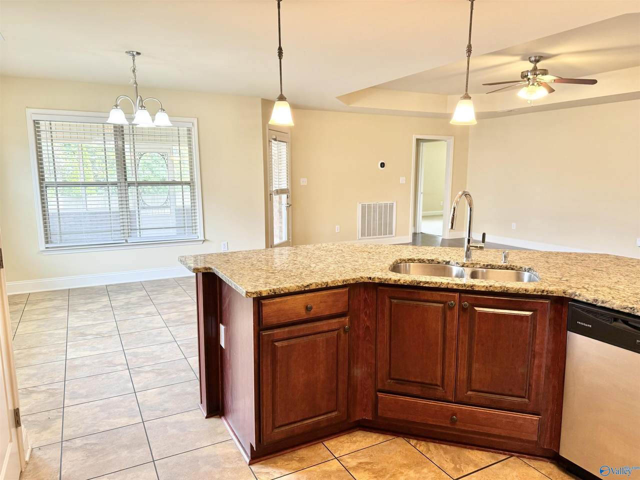 https://bt-photos.global.ssl.fastly.net/nalmls/1280_boomver_1_21927912-2.jpg