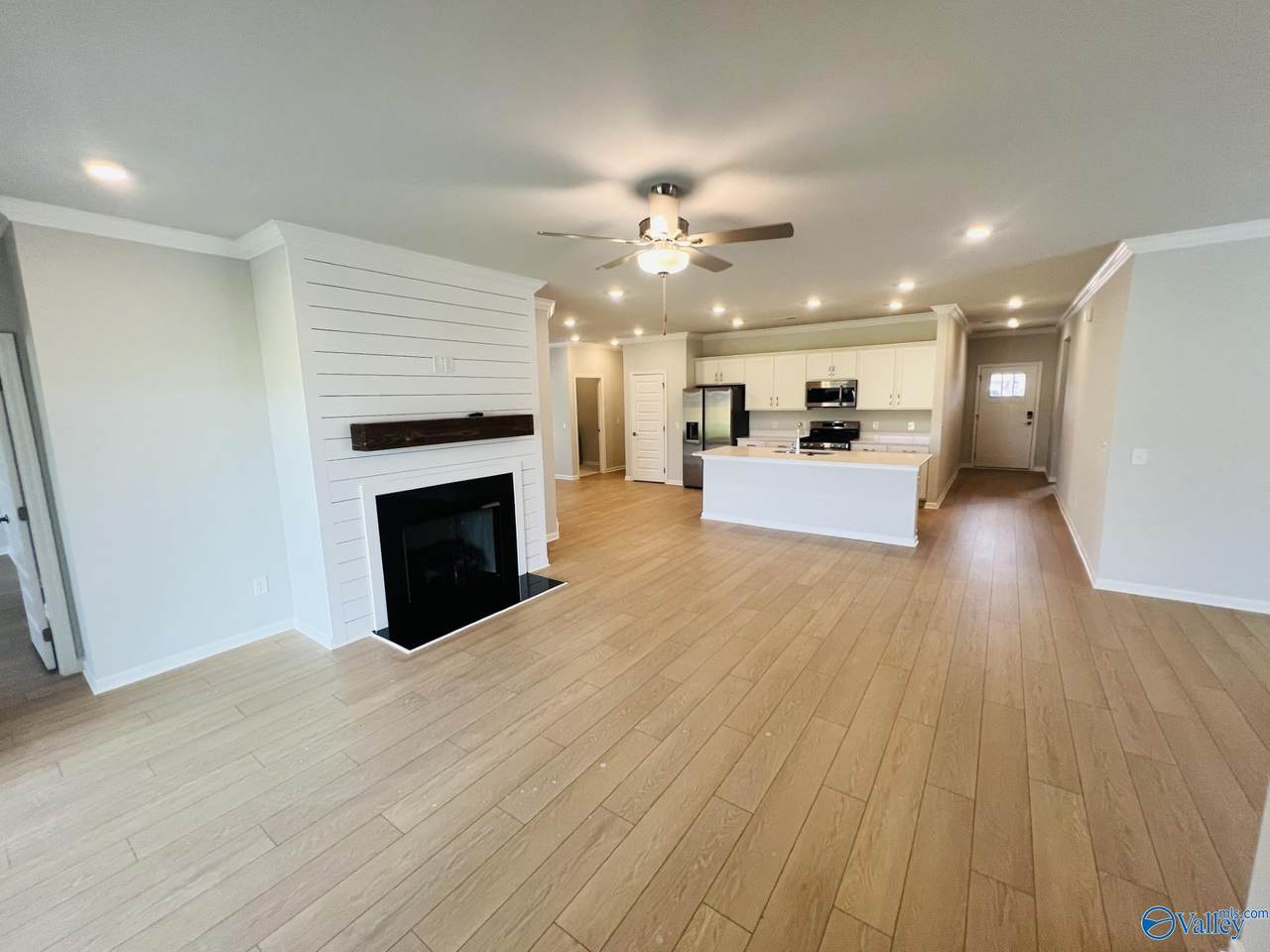https://bt-photos.global.ssl.fastly.net/nalmls/orig_boomver_1_21928873-2.jpg