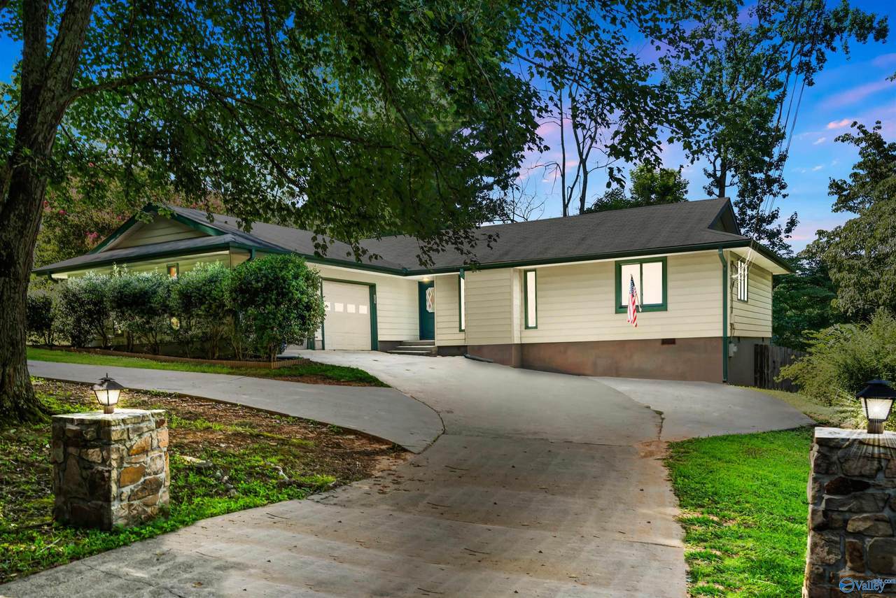 225 Eastview Drive - Photo 1