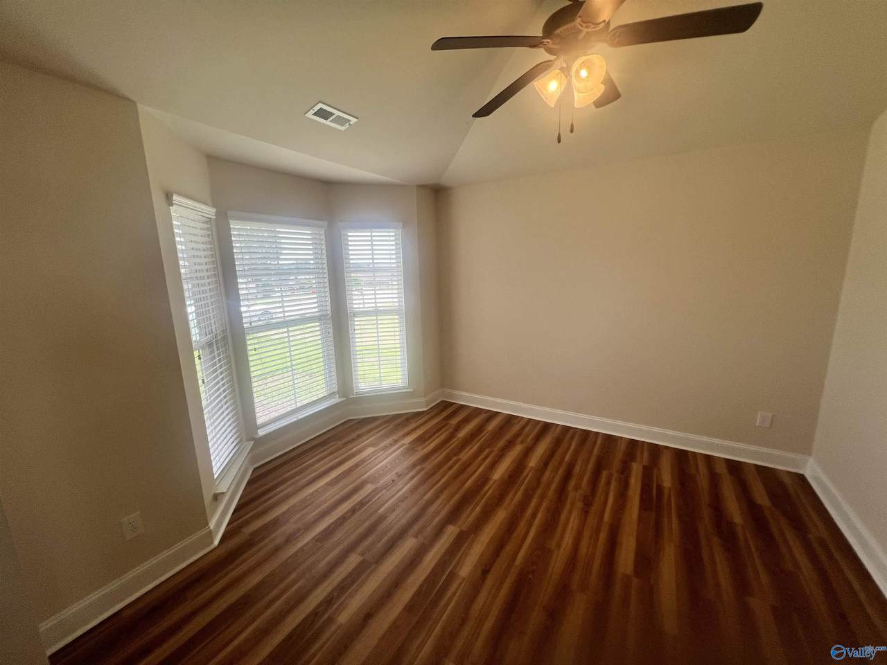 https://bt-photos.global.ssl.fastly.net/nalmls/1280_boomver_1_21928112-2.jpg