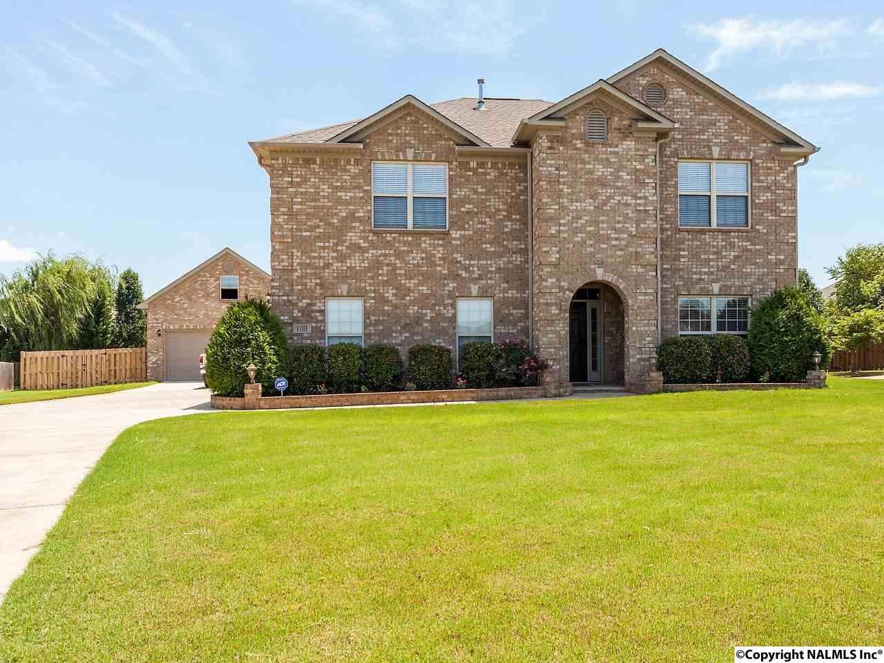 109 Sam Houston Circle - Photo 1