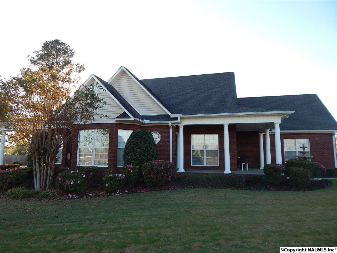 800 Meadowview Drive - Photo 1