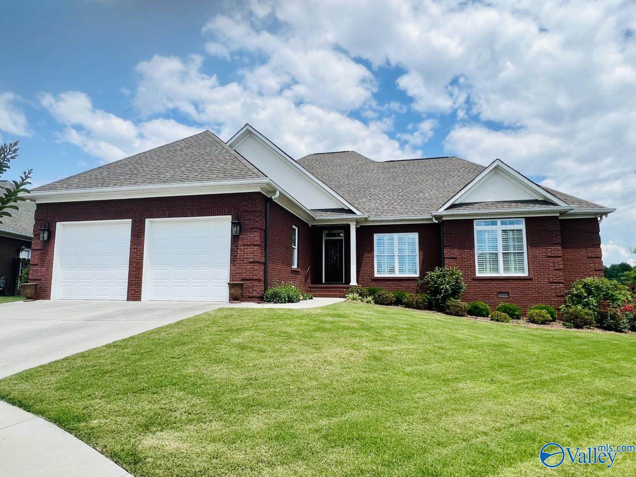 121 Canterbury Circle - Photo 1