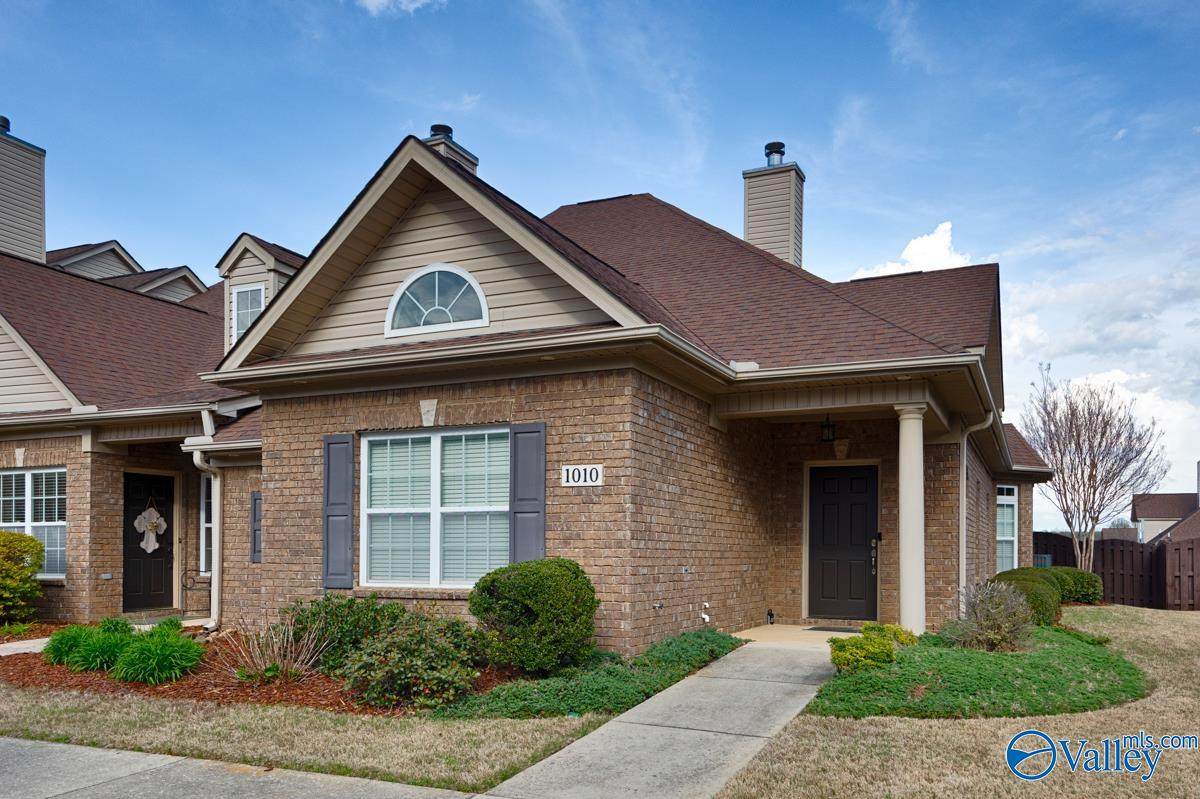 1010 Scarlet Woods - Photo 1