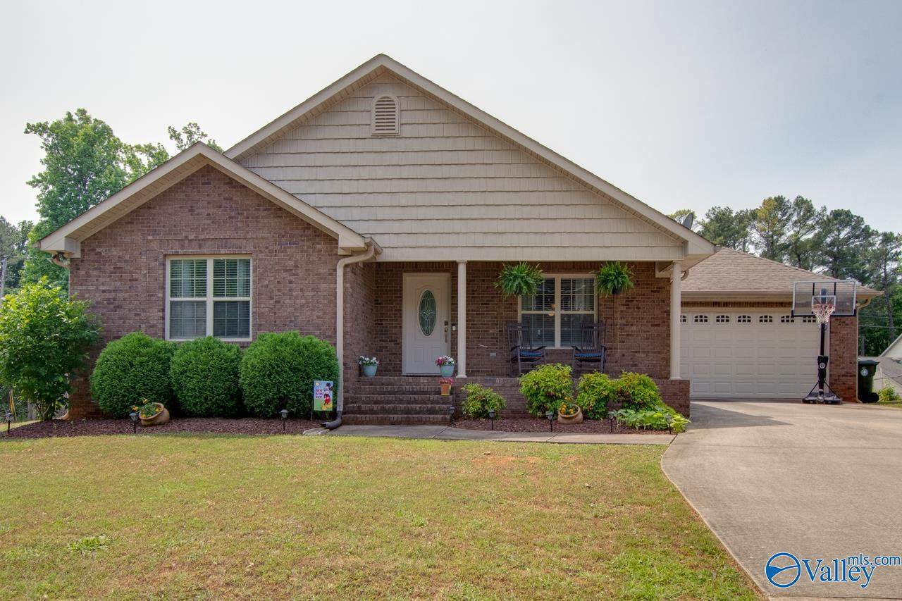 418 Cloverleaf Drive - Photo 1