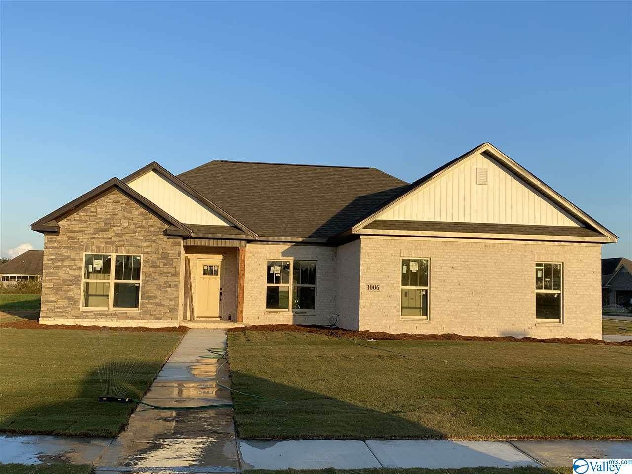 1006 Newbury Cove - Photo 1