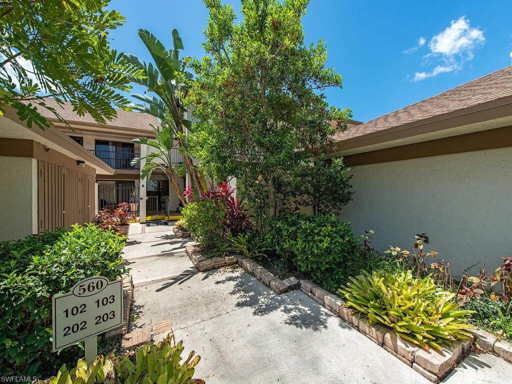 560 Retreat Dr - Photo 1