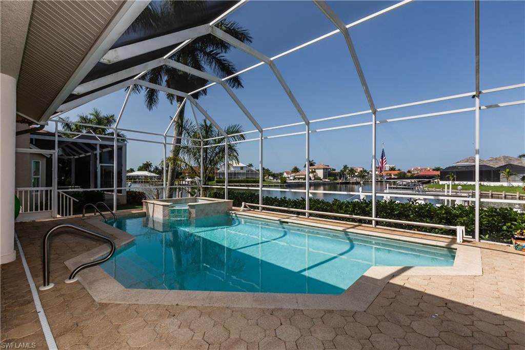 400 Edgewater Ct - Photo 1