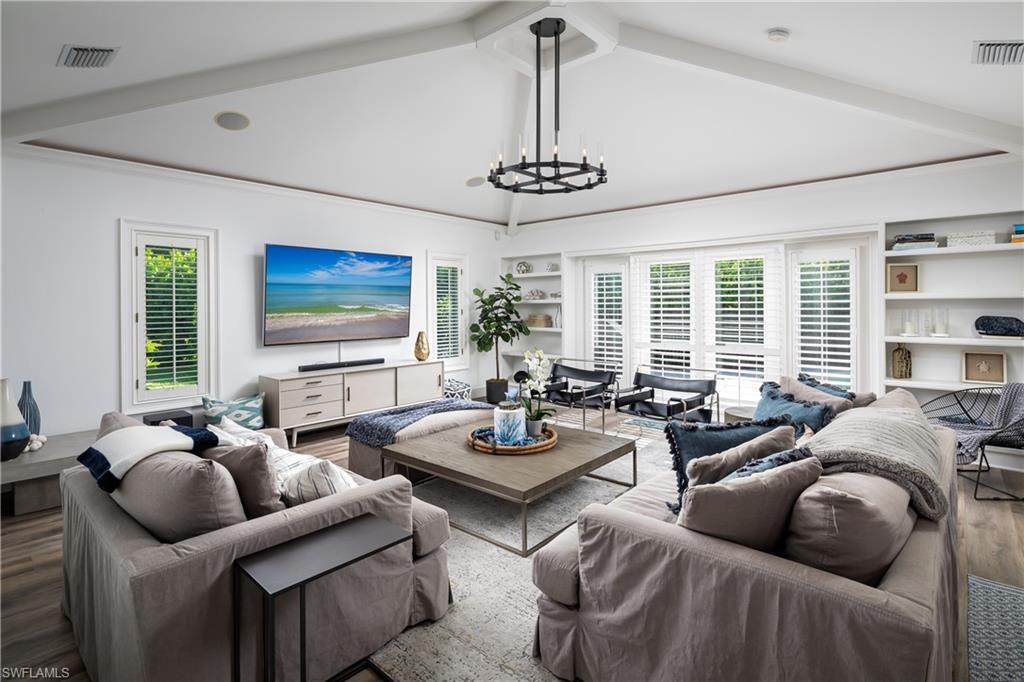 420 Palm Cir - Photo 1