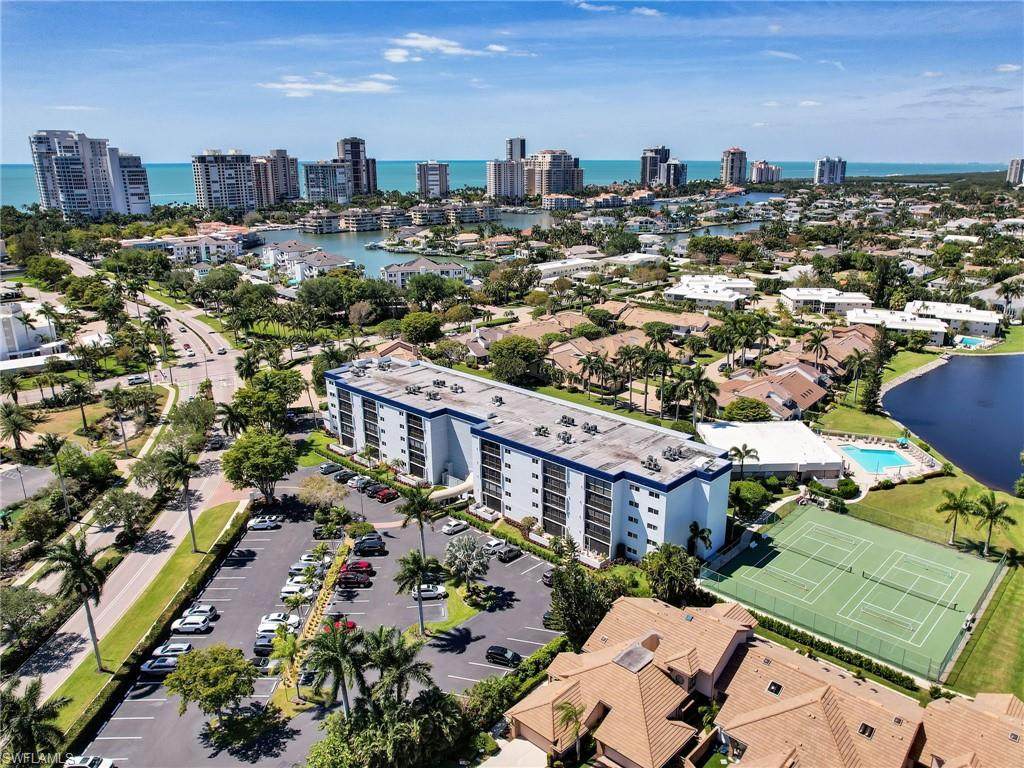 555 Park Shore Dr - Photo 1