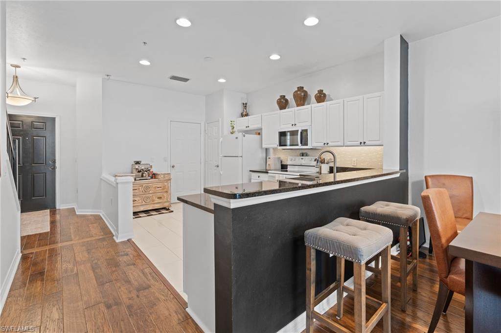 941 Hampton Cir - Photo 1