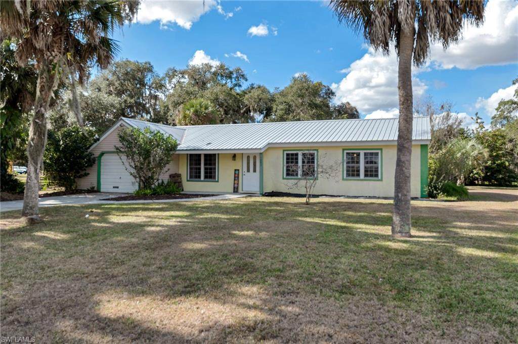 4003 Edgewater Cir - Photo 1