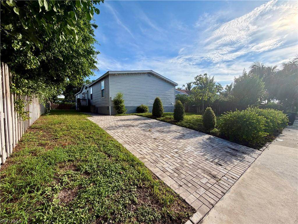 755 Ridgewood Dr - Photo 1