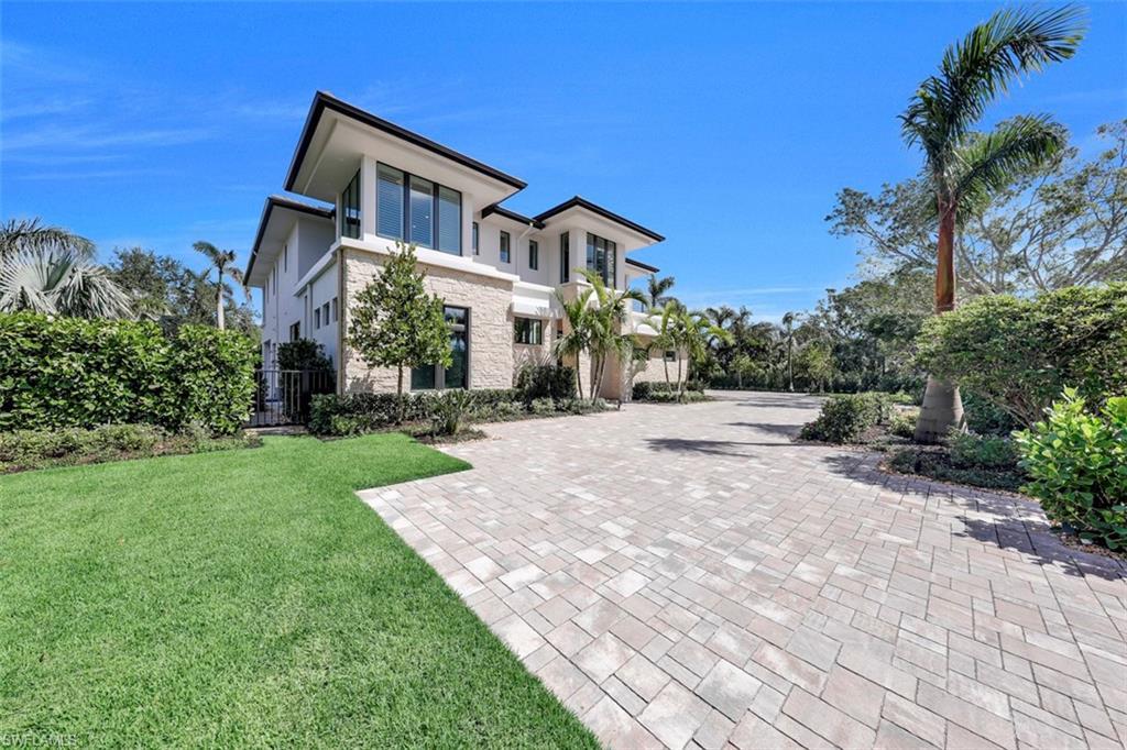 689 Banyan Blvd - Photo 1