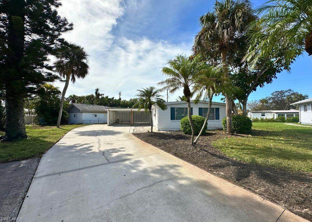 1380 Barbizon Ln - Photo 1