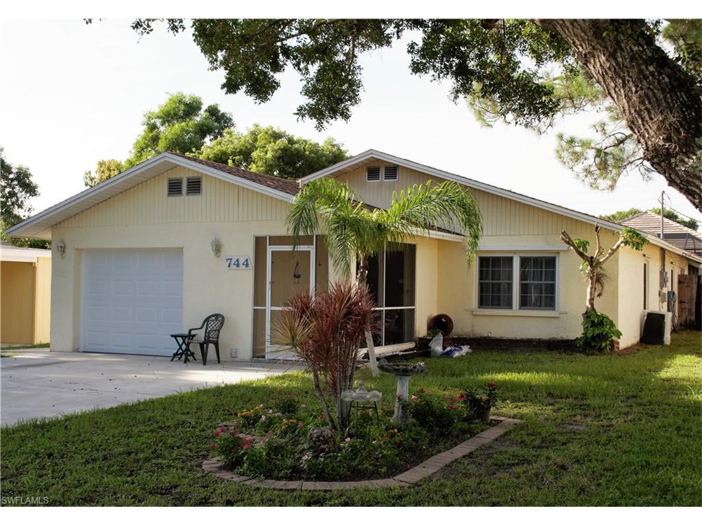 744 110th Ave N, Naples, FL 34108 (#216050135) :: Homes and Land Brokers, Inc