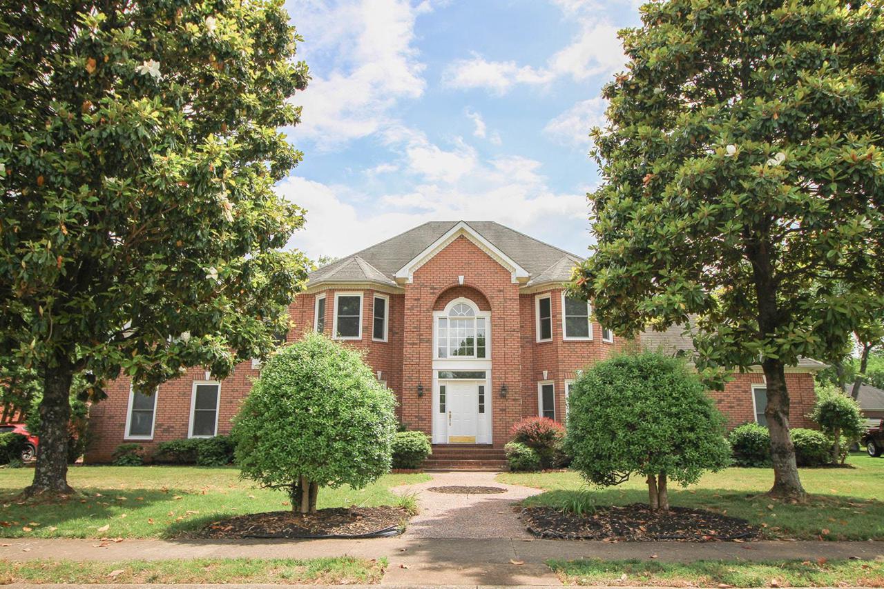 1615 Greenway Dr - Photo 1