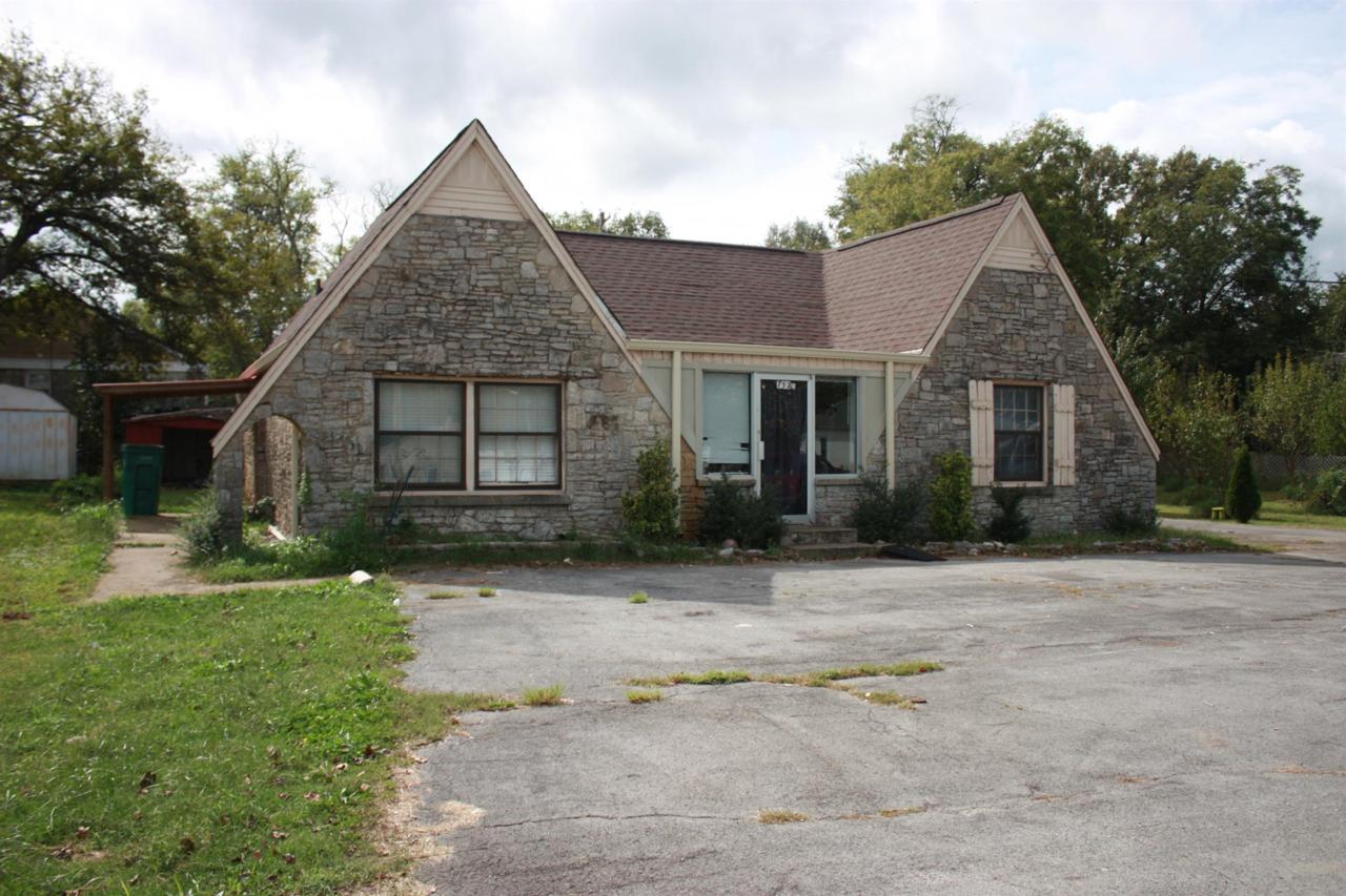 713 W Commerce St - Photo 1