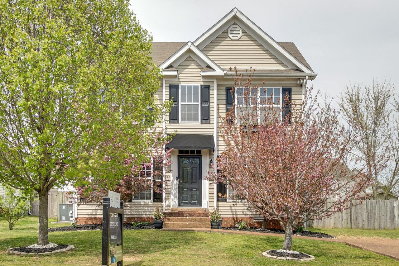 1104 Summerville Cir - Photo 1