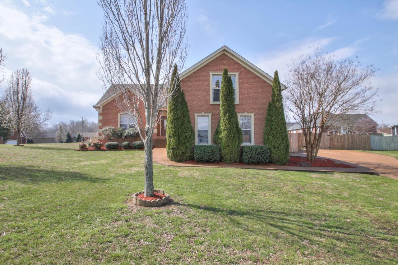 1035 Vista Dr - Photo 1