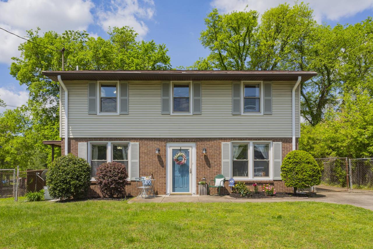 2402 Oakwood Ave - Photo 1