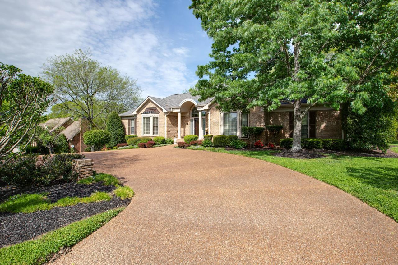 1014 Wilson Pike - Photo 1