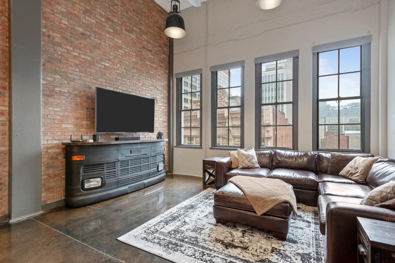239 5Th Ave N Apt 506 - Photo 1