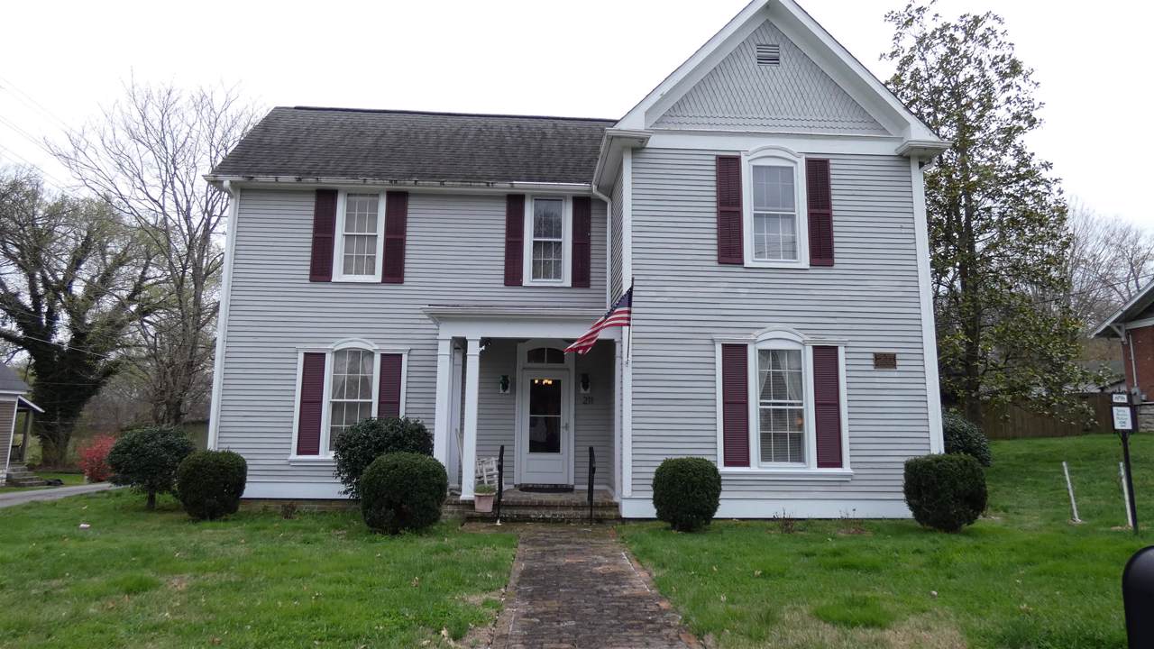 211 Maple St E - Photo 1 211 Maple St E - Photo 1