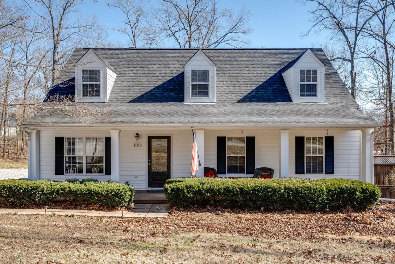 121 Oakwood Cir - Photo 1