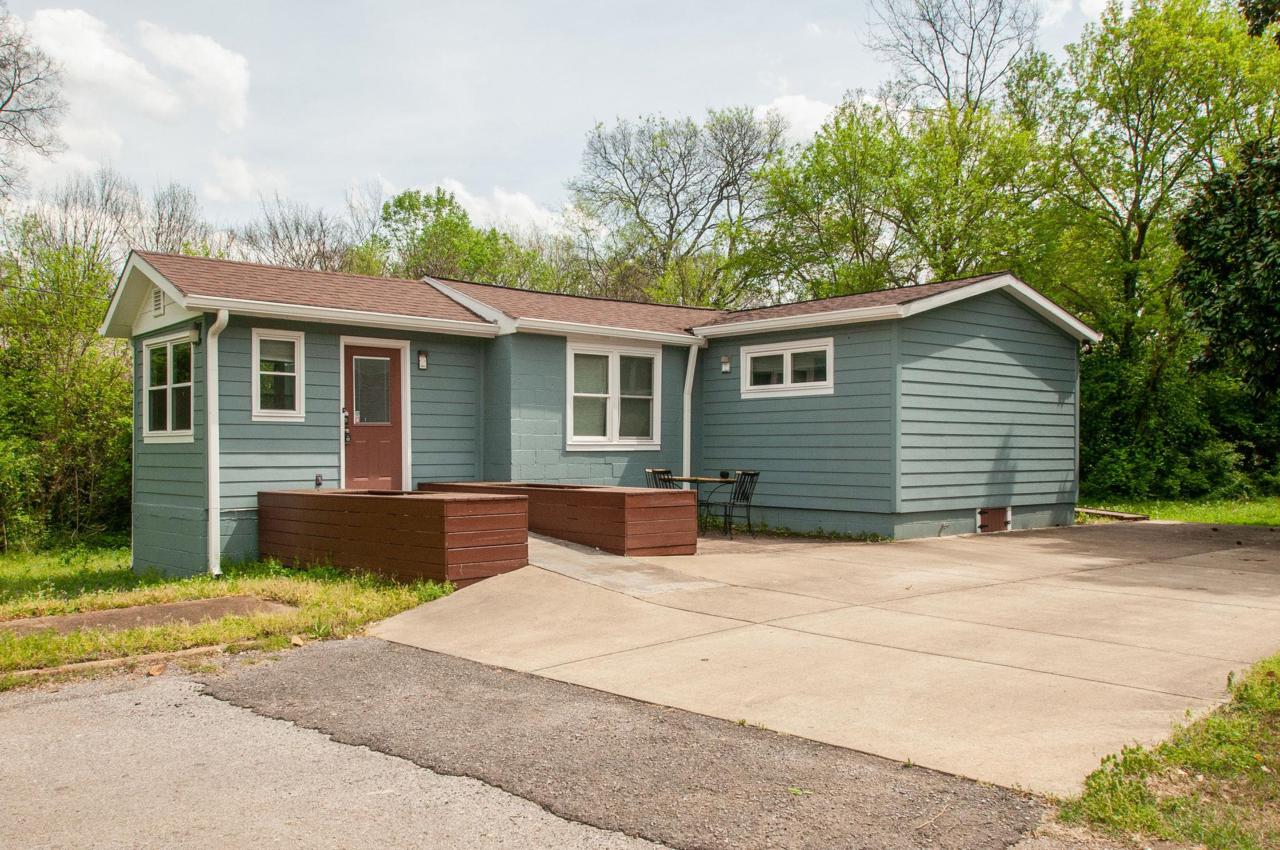 900 Richardson Ave - Photo 1