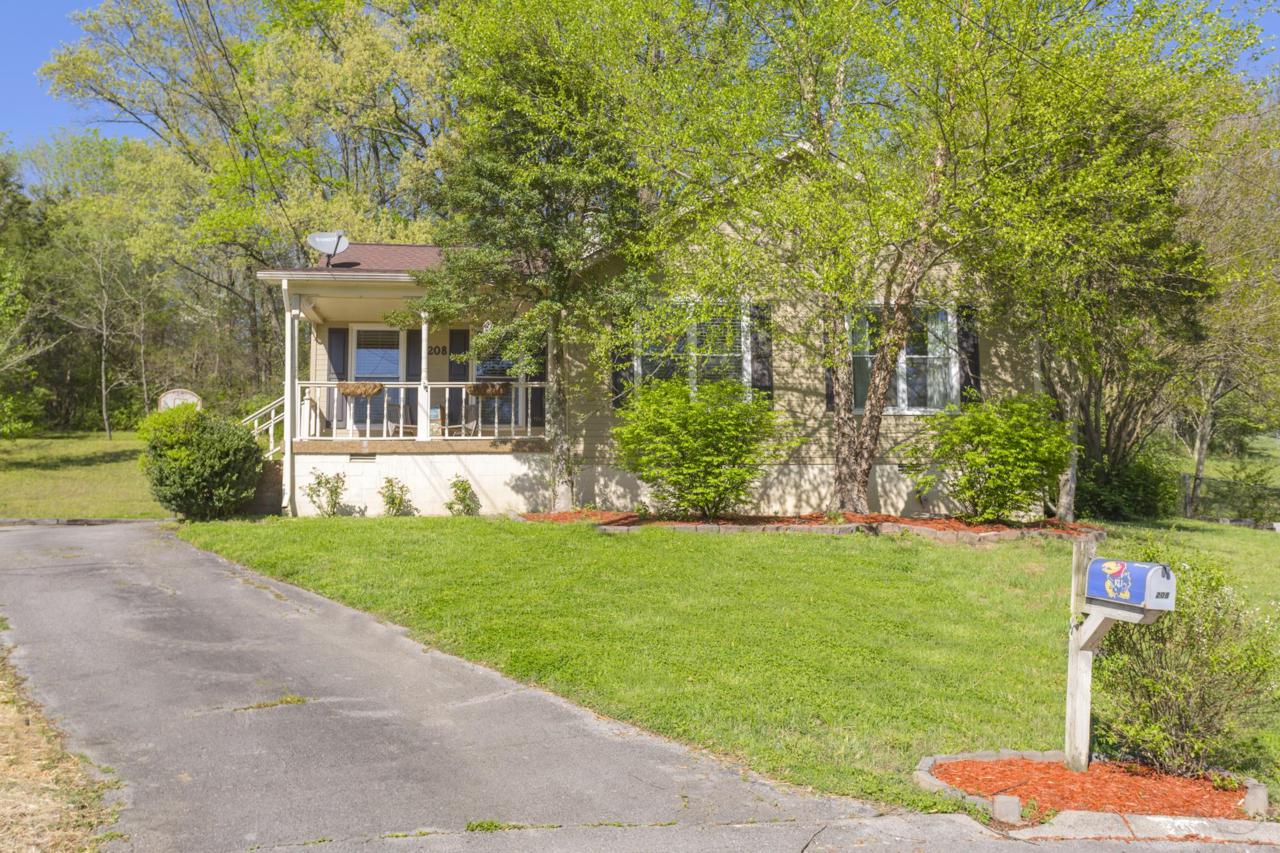 208 Retreat Ct W - Photo 1
