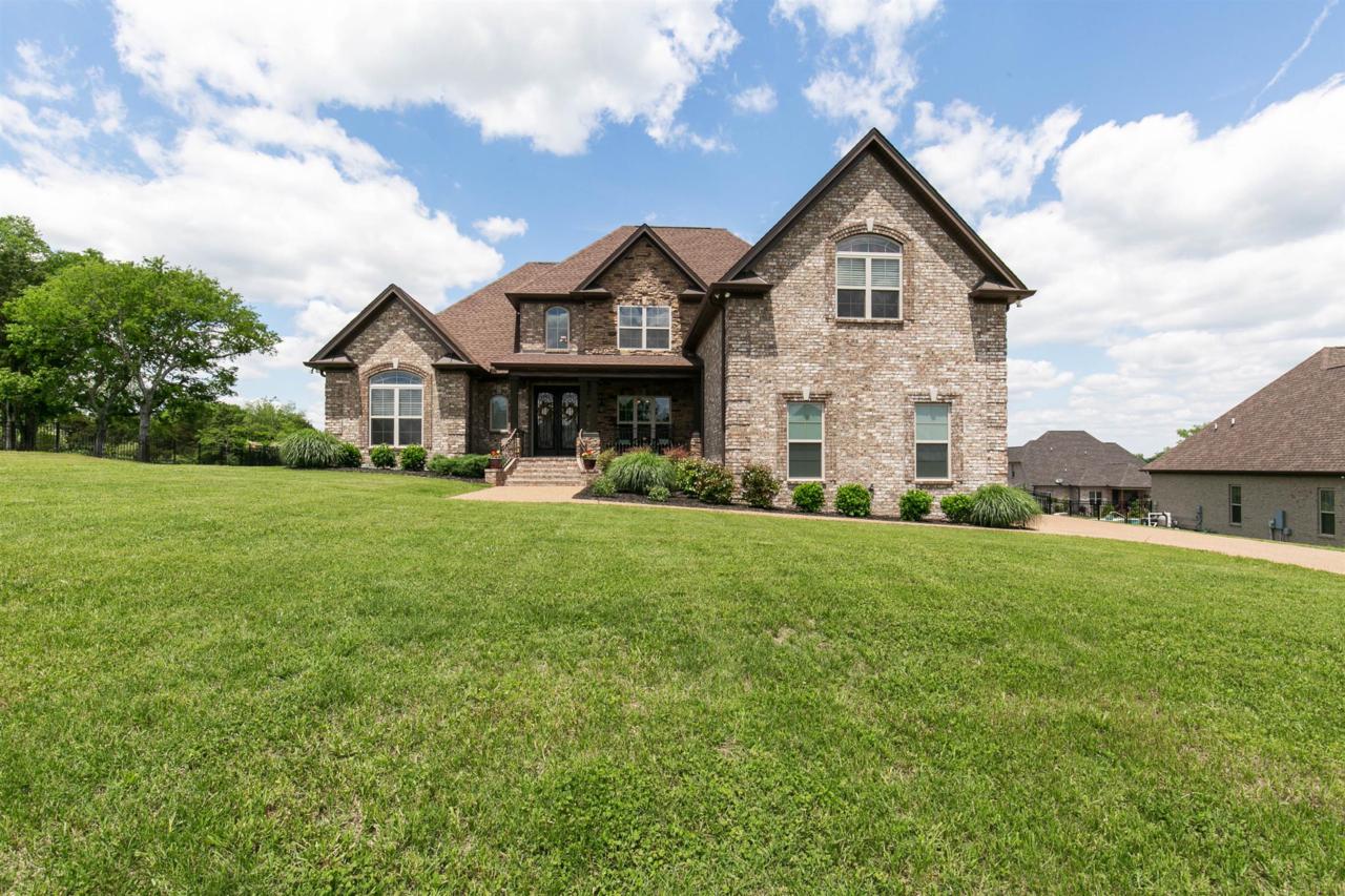 715 Farmington Dr - Photo 1