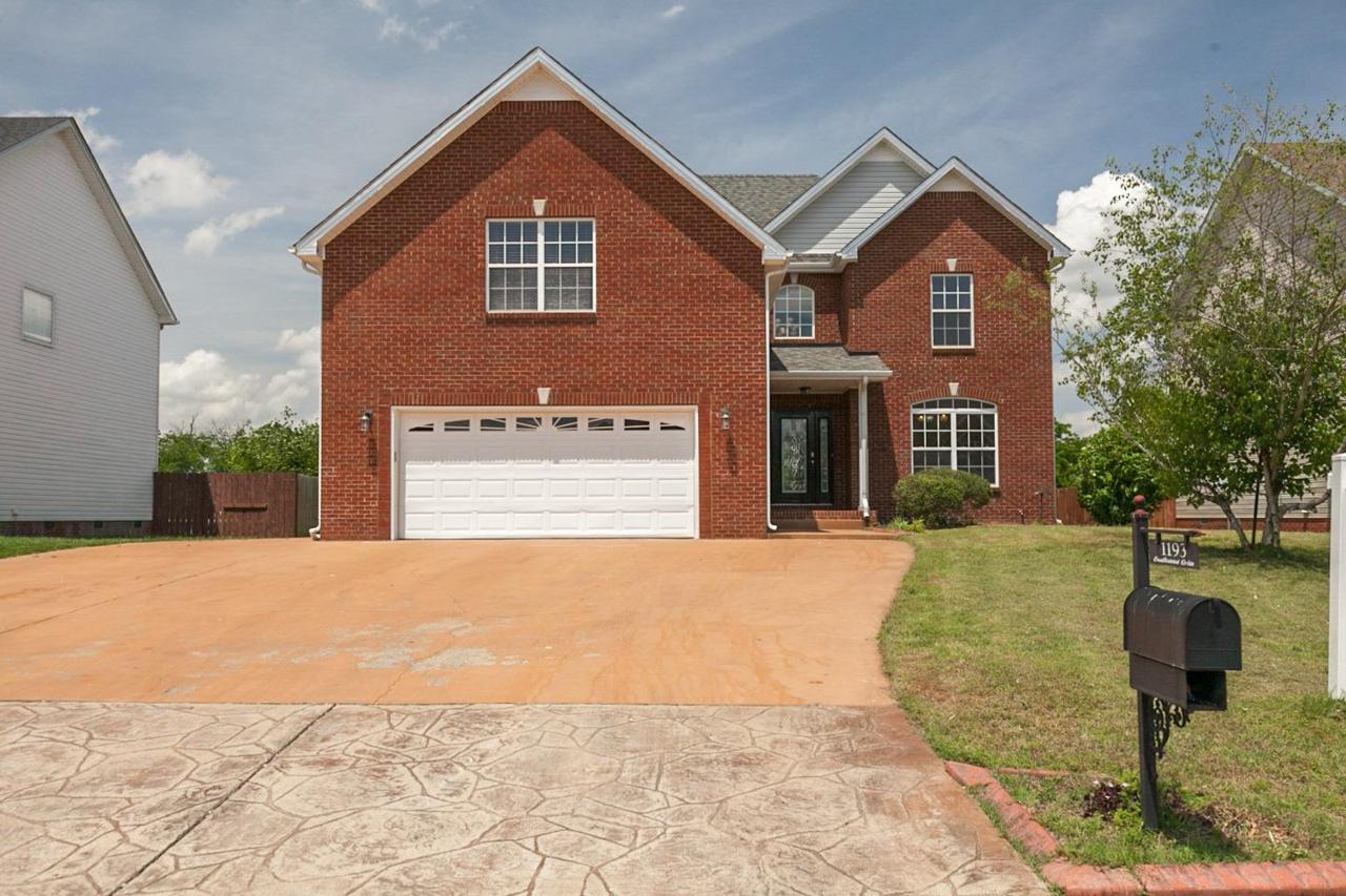1193 Castlewood Dr - Photo 1