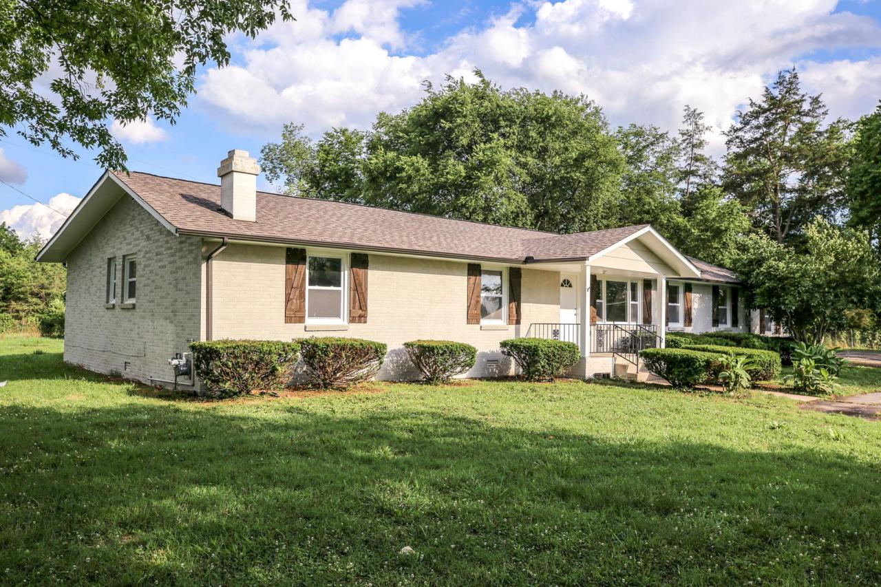 1076 Twin Oak Dr - Photo 1