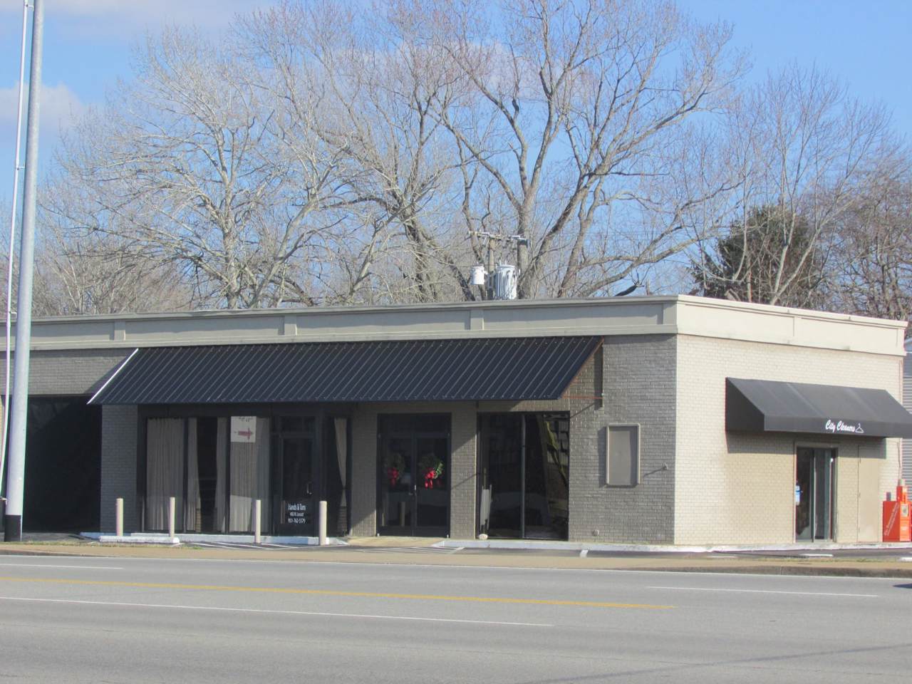 402 N Locust Ave - Photo 1