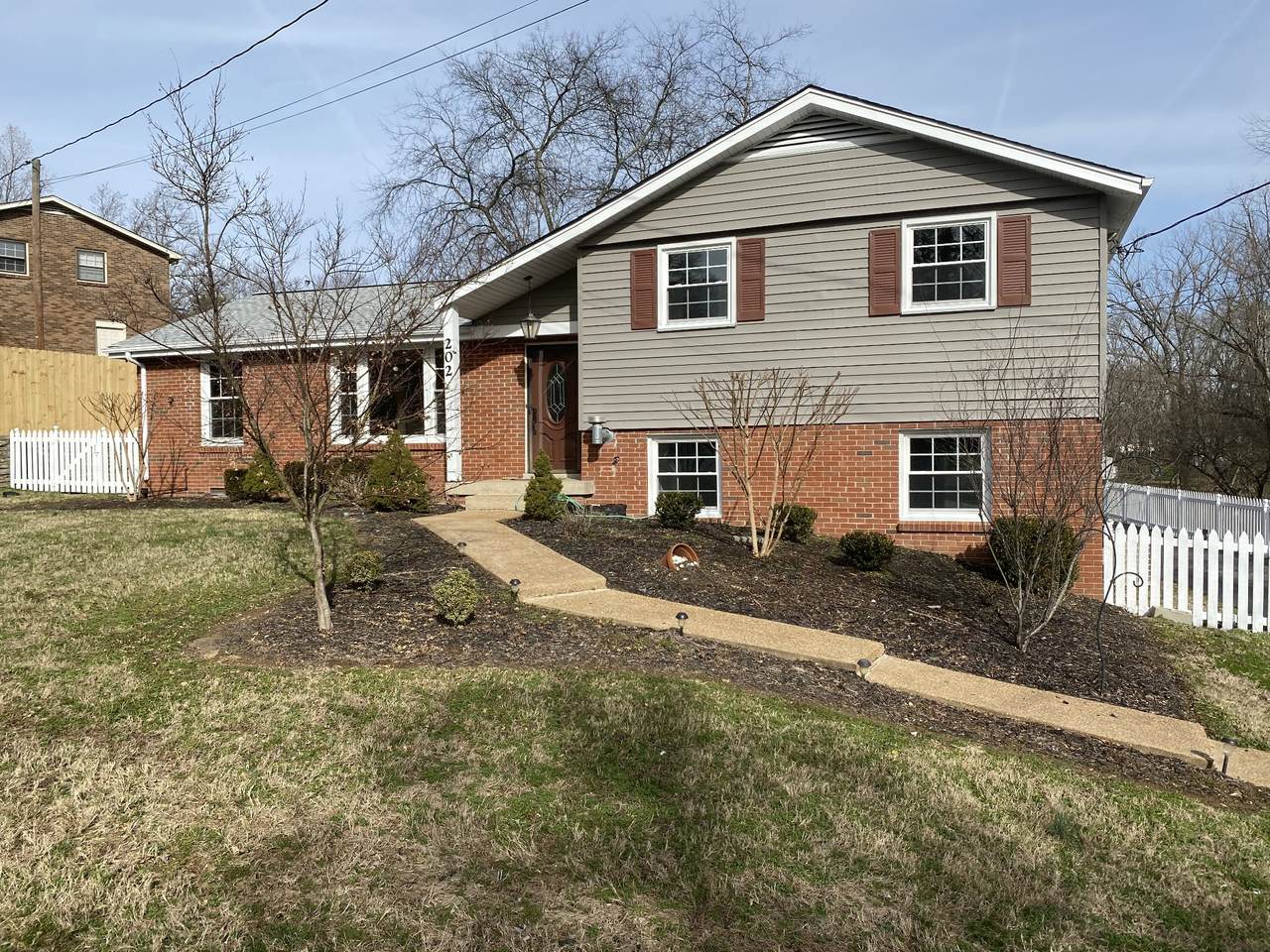 202 Edgewater Dr - Photo 1