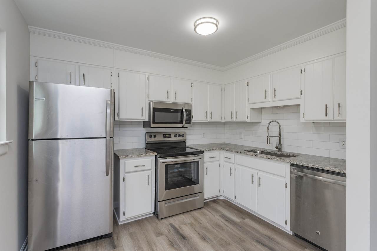 3220 Lincoln Ave - Photo 1