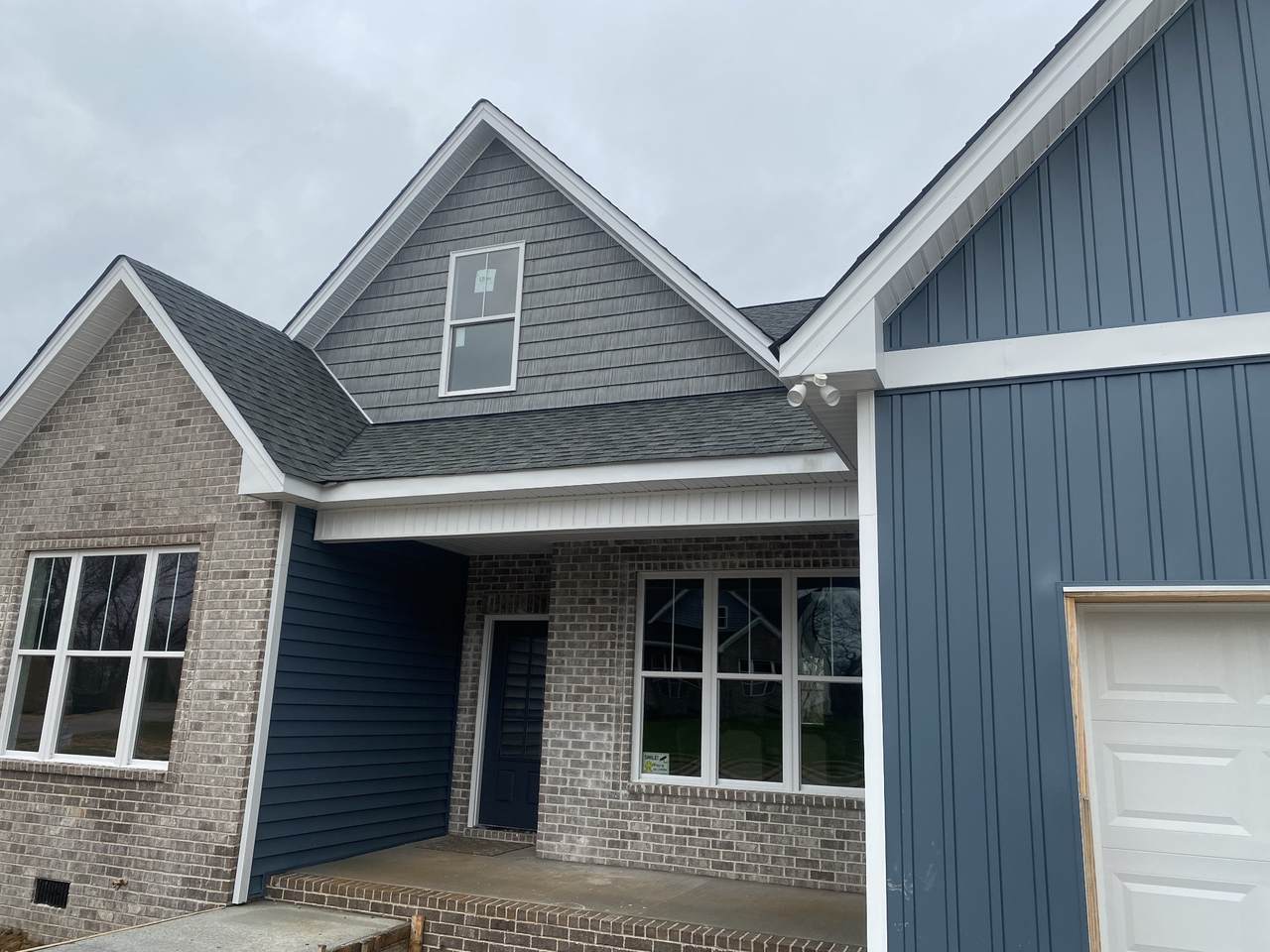 1057 Jonathan Ln - Photo 1