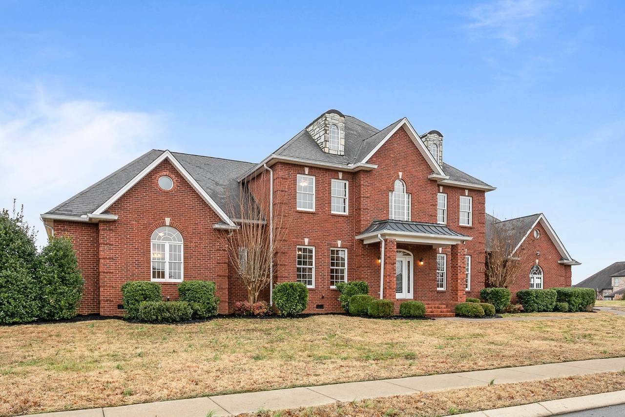 815 Stonebrook Dr - Photo 1