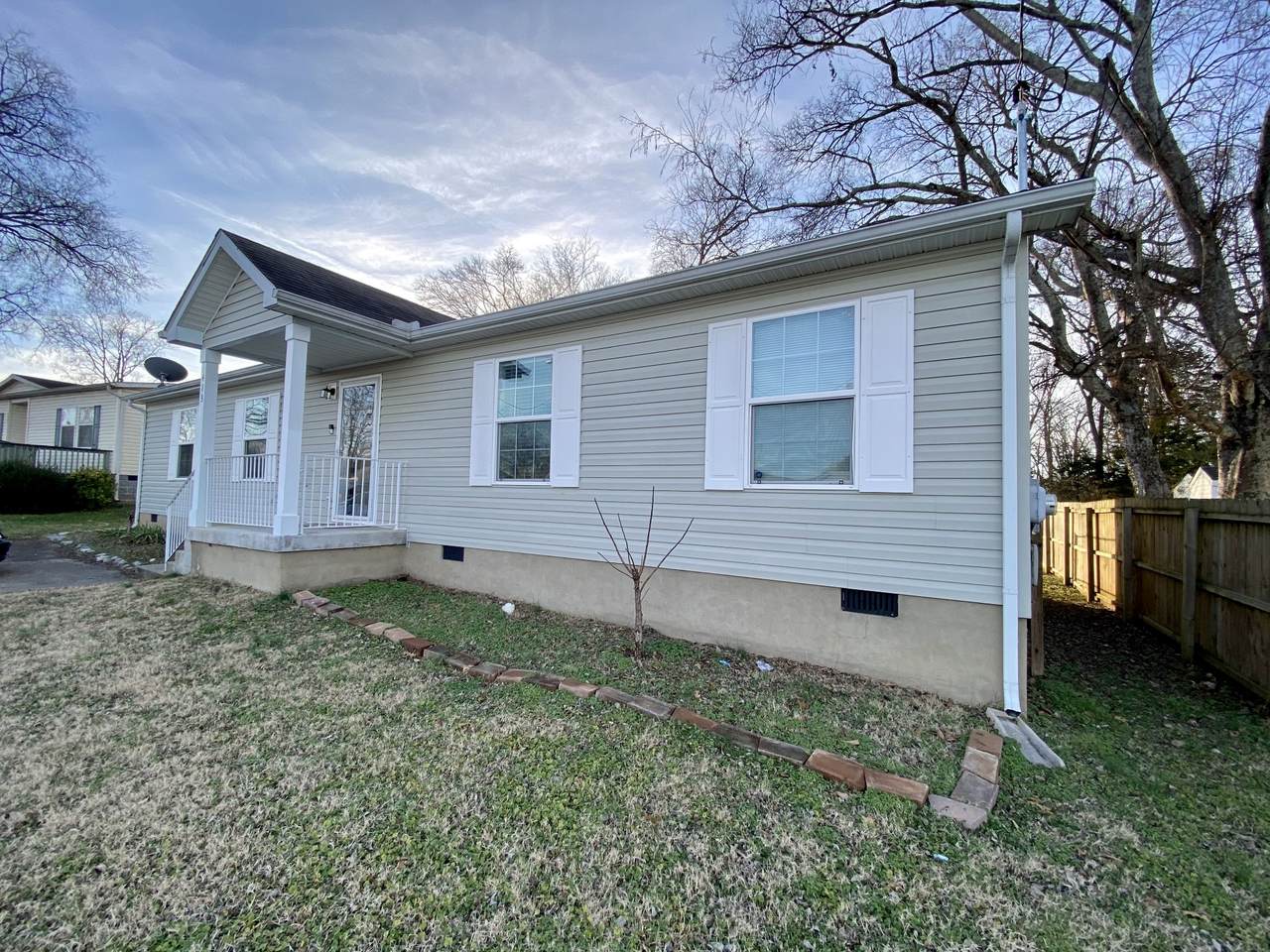 413 Shoreline Cir - Photo 1