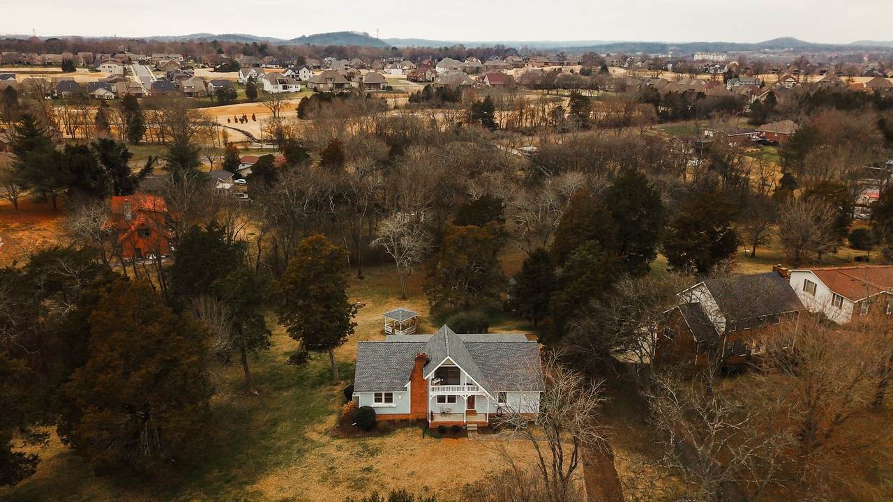 1005 Edgewater Cir - Photo 1