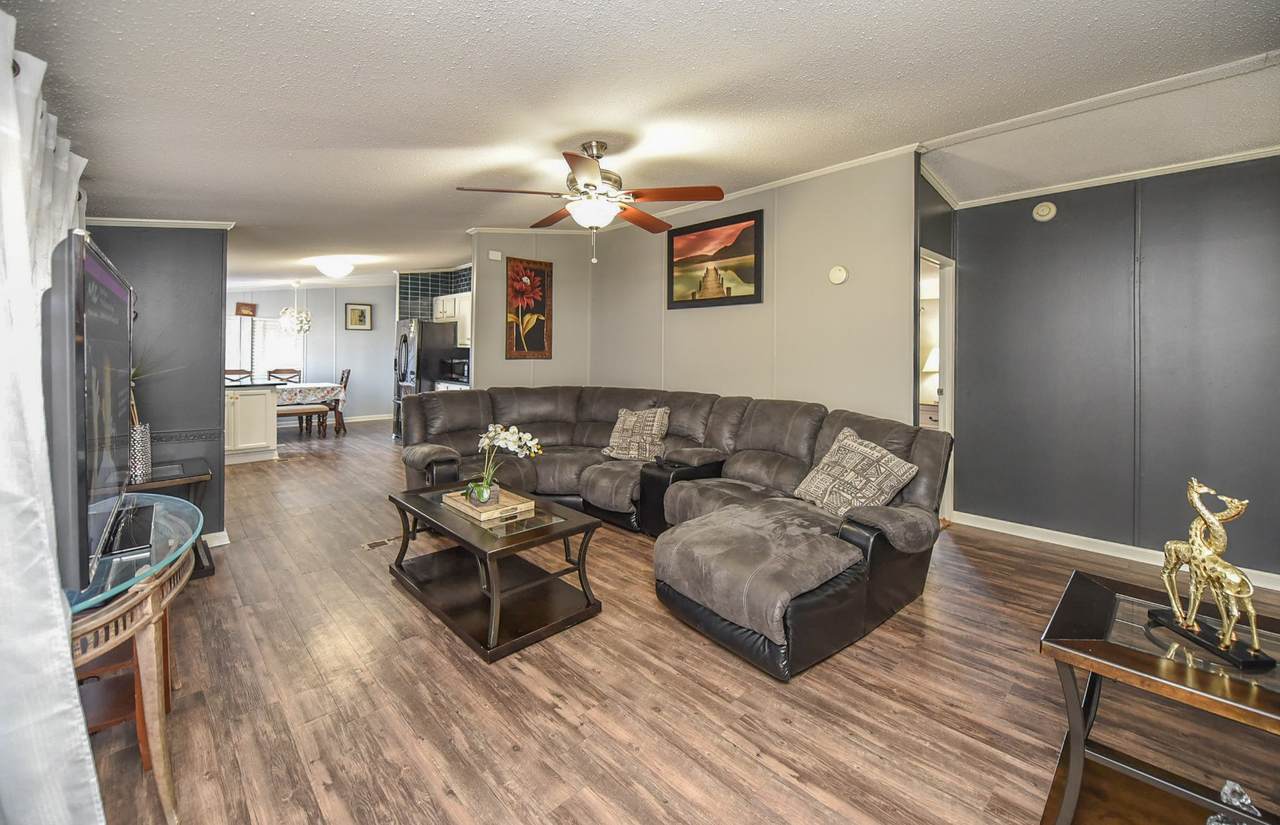 401 Shoreline Cir - Photo 1