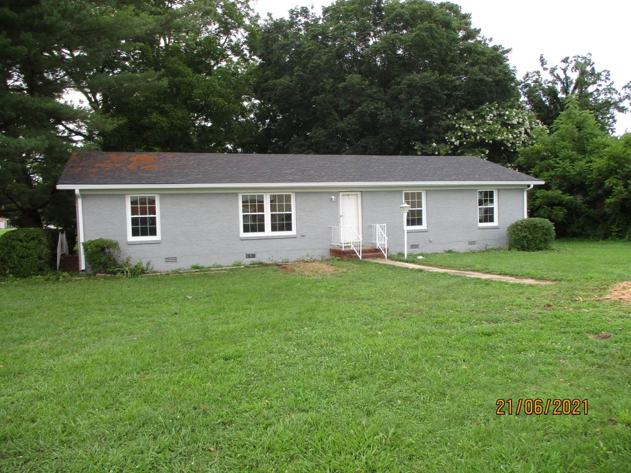 702 W Broad St - Photo 1