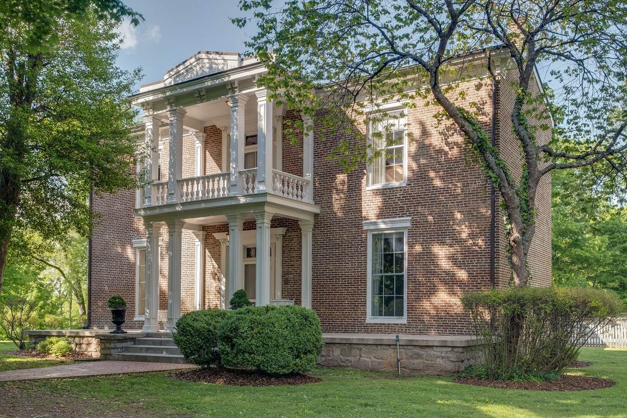 112 Oak St - Photo 1