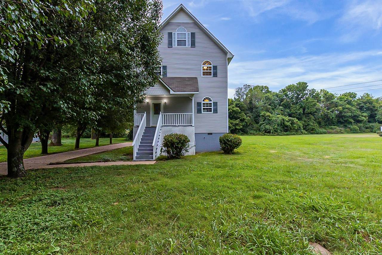 826 Armstrong Ln - Photo 1